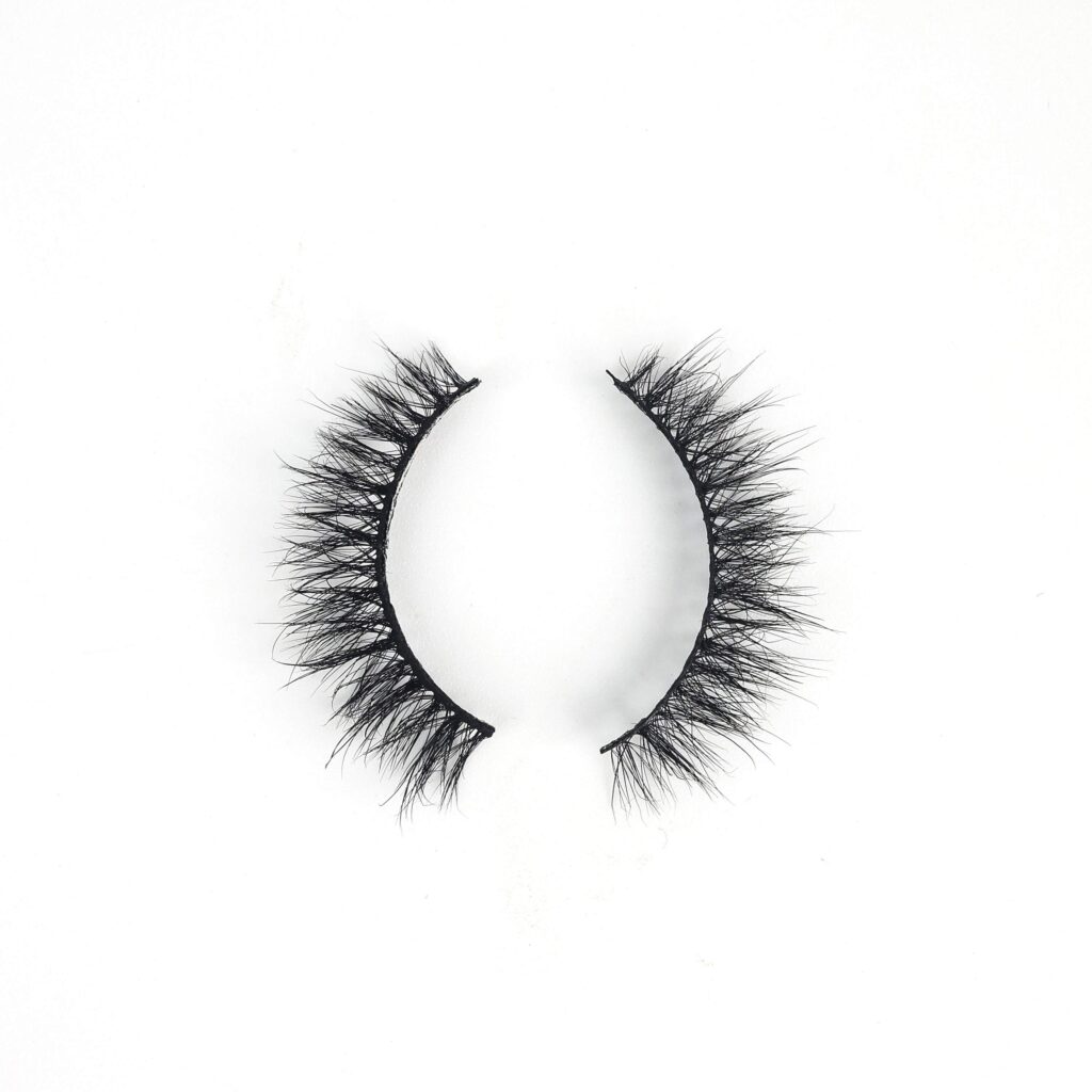 QH31 natural strip lashes – best false eyelashes for beginners with lightweight, comfortable wear and effortless application.